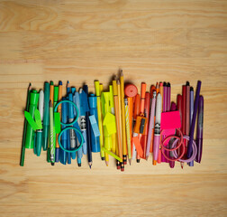 Lapices y utencilios para dibujo y trabajo en casa, con diferentes colores y espacio para incluir textos.