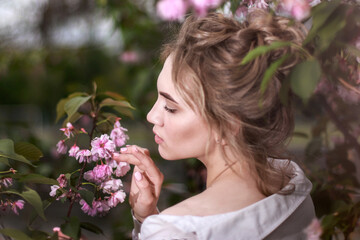 Fototapeta premium blooming sakura and girl