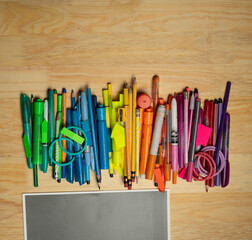Lapices y utencilios para dibujo y trabajo en casa, con diferentes colores y espacio para incluir textos.