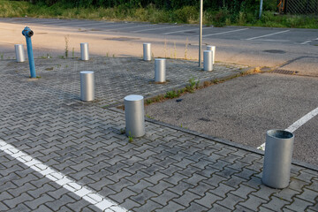 Pusty parking obok zamkniętego kina © Miroslaw