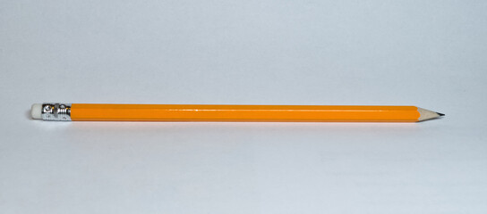Gelber angespitzter Bleistift mit Radiergummi