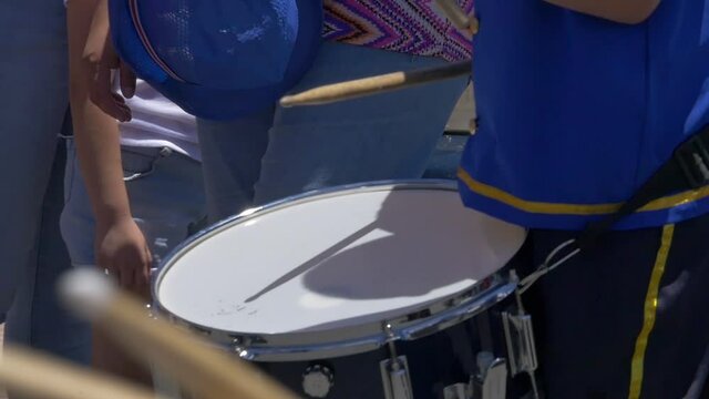 Grupo de m&uacute;sica costarricense , desfilando en celebraci&oacute;n al 15 de setiembre, d&iacute;a de la independencia.(Tambores) 