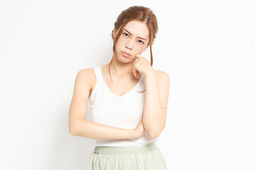 考え事をする若い女性