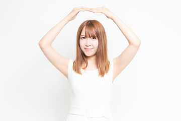 OKのジェスチャーをする若い女性