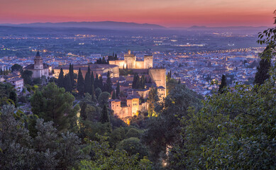 Fototapeta na wymiar Alhambra al anochecer