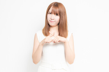 NGのジェスチャーをする若い女性