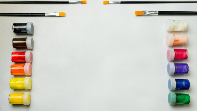 frascos de temperas de variados colores y pinceles de diversas medidas 