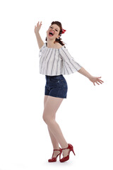 jeune et jolie femme rousse habillée en pin up vintage souriant sur fond isolé blanc de studio 