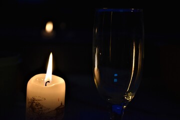 Świeca i kieliszki © merko