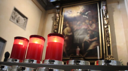 Candele rosse sull'altare della chiesa