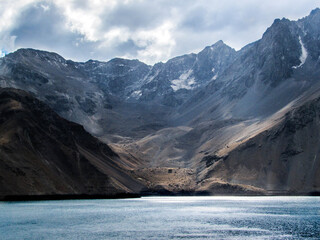 Montanhas geladas em Embalse del yeso , Chile