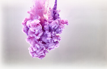 Fototapeta premium Violet pastel ink smoke cloud in water