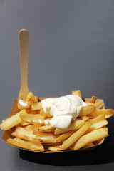 Portion Pommes Frites mit Mayonaise in einer Pappschachtel