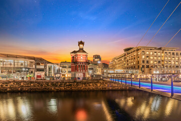 Obraz premium Clock tower at night in waterfront cape town South Africa