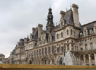 Fototapeta na wymiar Hotel de Ville (Paris City Hall) and its Fountains
