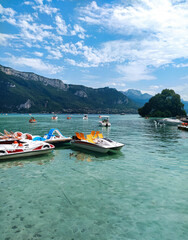 Fototapeta na wymiar Des bateaux sur le lac d'Annecy
