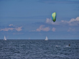 Segelboote auf der Ostsee und Kitesurfen
