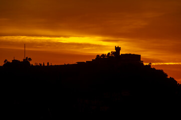 Monte Igueldo de San Sebastian a contra luz en un atardecer anaranjado. 