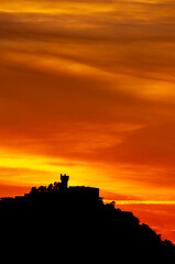 Monte Igueldo de San Sebastian a contra luz en un atardecer anaranjado. 