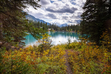 Obraz premium Alberta Canadian Rockies Emerald Lake with fall colors