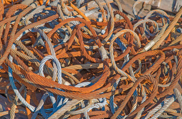 廃棄された金属製のワイヤーロープ