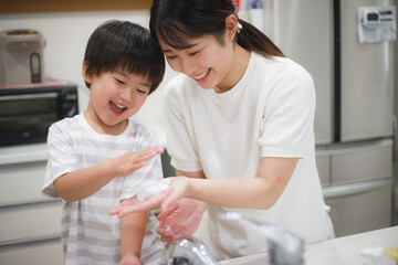 手洗いする親子