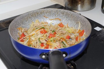 野菜炒めを作っているシーン