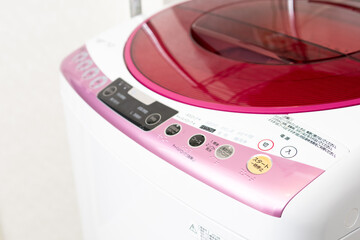 縦型の使い古された洗濯機