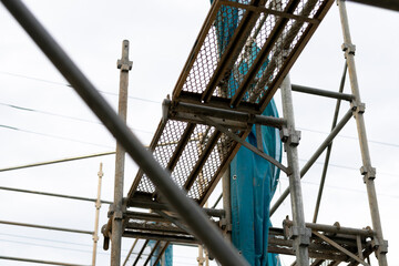 工事現場の鉄骨で組まれた足場