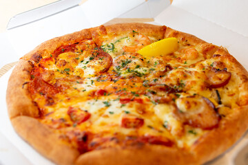 宅配で注文した美味しそうなピザ