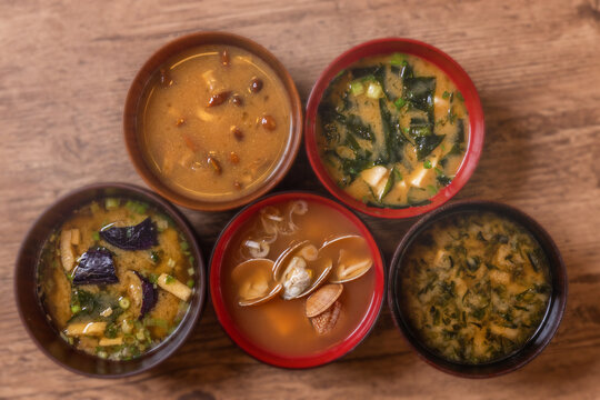 味噌汁　Typical Japanese miso (fermented soy) soup