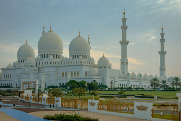 Fototapeta premium grand mosque in abu dhabi - united arab emirates