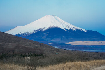 Fototapeta premium Fuji z przełęczy Mikuni wczesną wiosną