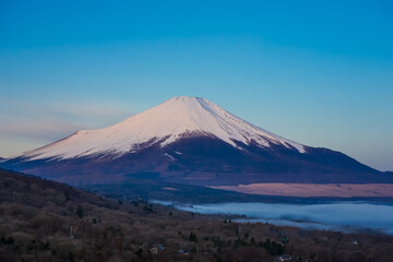 早春の三国峠から富士山　山中湖雲海
