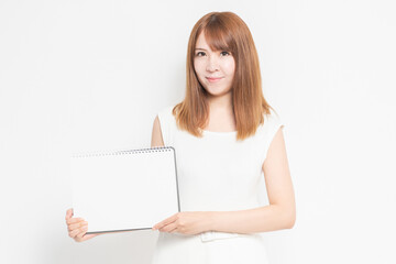 Fototapeta premium スケッチブックを持つ若い女性
