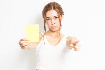 イエローカードを手に持つ若い女性