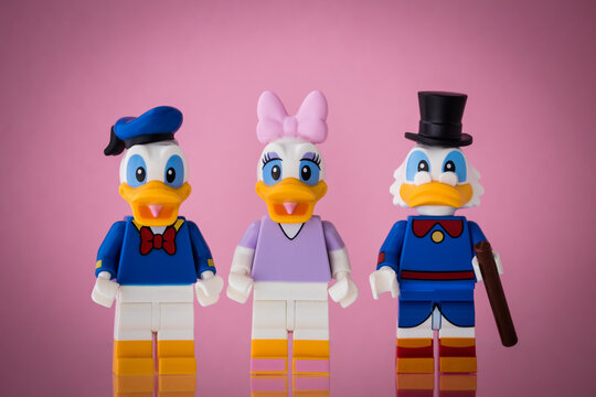 Lippstadt - Deutschland 18. Juli 2020 Lego Minifiguren Donald Duck, Daisy und Dagobert