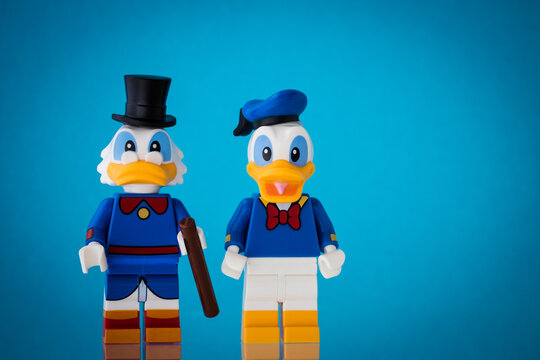 Lippstadt - Deutschland 18. Juli 2020 Lego Minifiguren Donald Duck und Dagobert