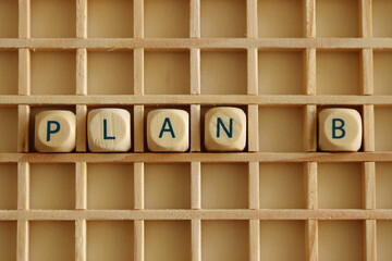 Wort Plan B  aus Buchstaben aus Holz 
als Alternative zum ursprünglichen Plan