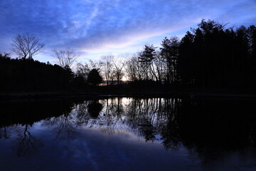 湖畔の夜明け