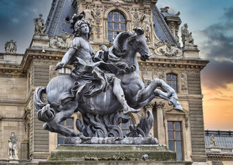 Fototapeta na wymiar Copia de la estatua ecuestre de Louis XIV de Marcus Curtius en el museo del Louvre, Paris