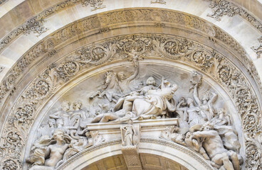 Detalle arco escultorico entrada al museo de bellas artes de Paris