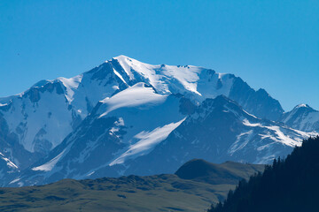 Fototapeta na wymiar Massif du Mont-Blanc depuis Hauteluce