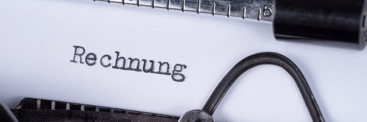 Rechnung auf einer alten Schreibmaschine geschrieben. Panorama