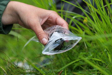 Sampling with chamois droppings for analysis in the National Park