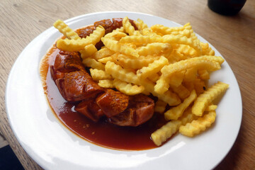 Currywurst mit Pommes