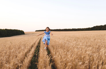 Naklejka na ściany i meble girl running in field