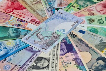 Qatar riyal with other world currencies.