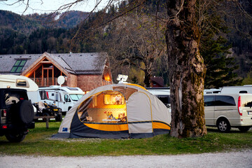 Sehr schönes Camping bei Nacht mit einem Wohnwagen Wohnmobil in der Natur auf einem Campingplatz