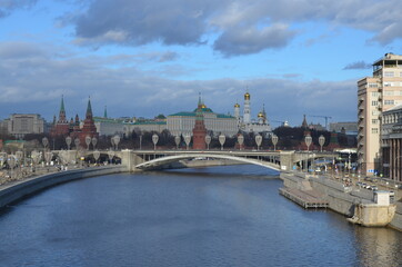 Fototapeta na wymiar Panoramic view from the bridge to the Kremlin